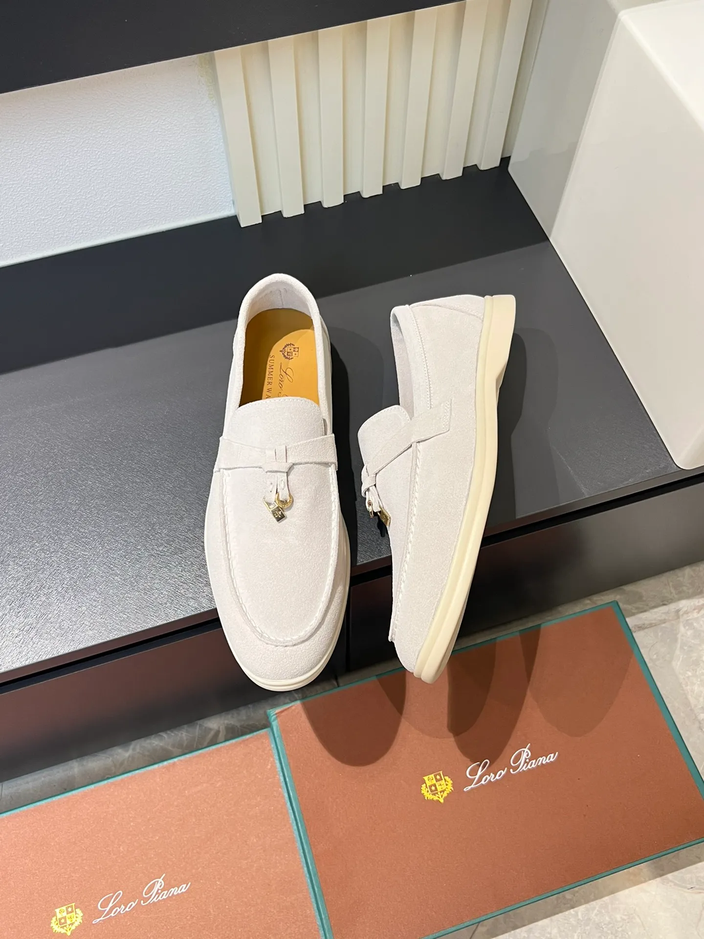 Men's shoes 💰p360 "Loro men's shoes 💰pian'*" Classic L men's shoes for couples 💰p Top version British flat loafers, a must-have item in old money style, the minimalist design is eye-catching and durable, a plus point for dressing The soft foot feel and texture are outstanding. They don’t scratch your feet and are very nice. They are matched with soft and waxy soles. They can be worn daily for a long time without getting tired. They are easy to wear, versatile and classic items, with perfect foot feel and texture! Imported cashmere fabric, the lining is made of imported A-grade water-dyed cow lining, the top version of the genuine leather midsole is sewn with pure handmade mark thread! Size: Female 35-40 (34. Customized) Male 38-44 (45.46. Customized)